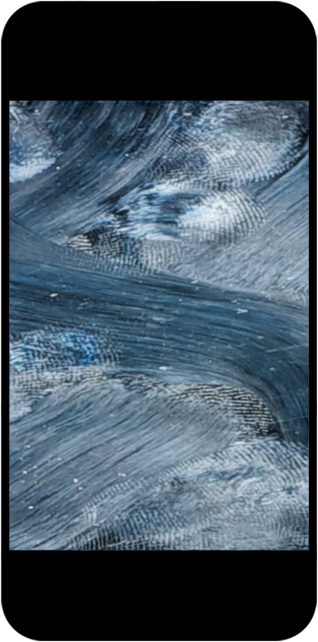 Dasselbe Smartphone, auf dem Display überlagern breite Wischbahnen die einzelnen Fingerabdrücke
